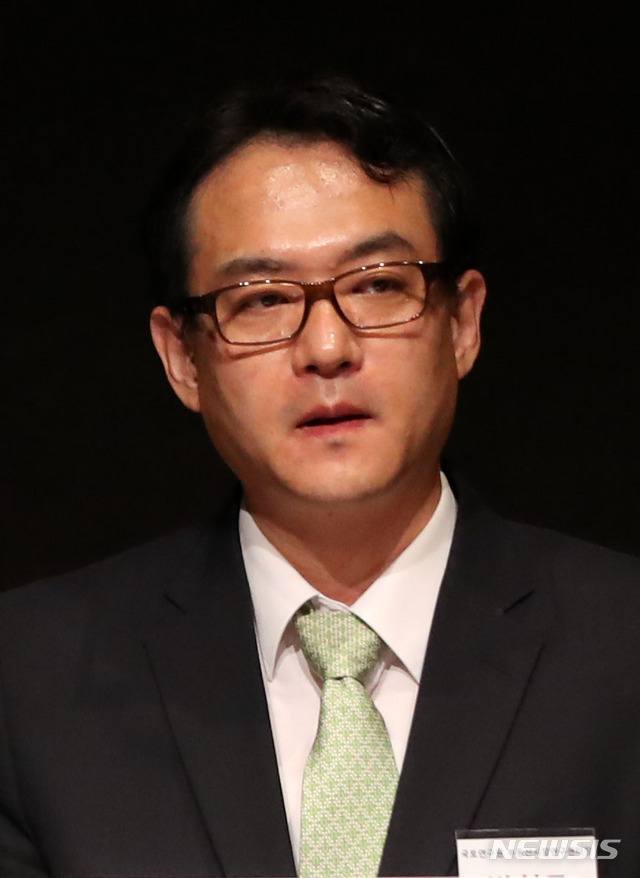 [서울=뉴시스] 박미소 기자 = 박천규 국토연구원 부동산시장연구센터장이 22일 오전 서울 중구 플라자호텔 그랜드볼룸에서 열린 '제2회 뉴시스 건설부동산포럼 2020'에서 포스트 코로나 시대, 색다른 변화를 위한 제언'이란 주제의 종합토론에서 발언하고 있다.2020.05.22.&nbsp; misocamera@newsis.com