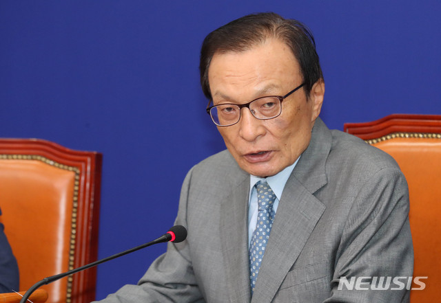 [서울=뉴시스] 장세영 기자 = 노무현 전 대통령 추모 11주기 하루 앞둔 22일 서울 여의도 국회에서 열린 더불어민주당 최고위원회의에서 이해찬 더불어민주당 대표가 현안관련 발언을 하고 있다. 2020.05.22. photothink@newsis.com