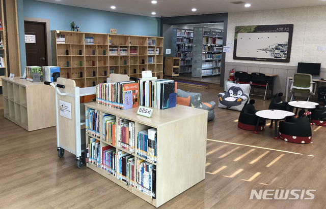 [광주=뉴시스] 변재훈 기자 = 광주 서구는 화정4동·금호2동 작은도서관을 새롭게 단장하고 도서대출서비스를 재개했다고 22일 밝혔다. (사진=광주 서구 제공) 2020.05.22.  photo@newsis.com