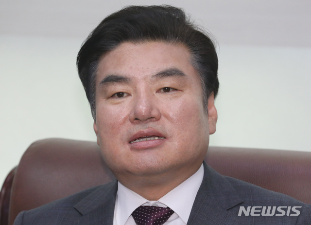 [서울=뉴시스]김명원 기자 = 원유철 미래한국당 대표가 22일 오전 서울 여의도 국회 의원회관에서 최고위원회의를 마친후 회의 결과, '최고위원회의서 29일까지 합당을 결의'하기로 했다고 밝히고 있다. 2020.05.22.&nbsp; kmx1105@newsis.com 