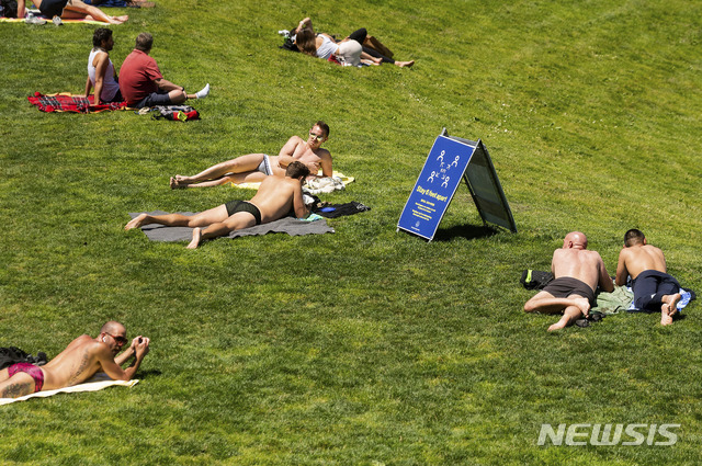 [샌프란시스코=AP/뉴시스] 21일(현지시간) 미국 샌프란시스코 돌로레스 파크를 찾은 시민들이 신종 코로나바이러스 감염증(코로나19) 예방을 위해 사회적 거리두기를 하며 휴식을 취하고 있다. 2020.05.22.