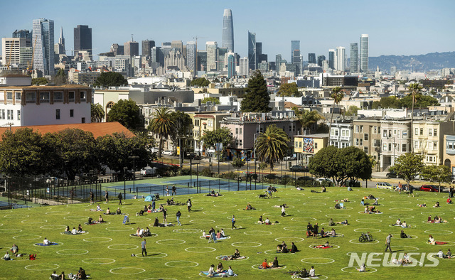 [샌프란시스코=AP/뉴시스] 21일(현지시간) 미국 샌프란시스코 돌로레스 파크를 찾은 시민들이 신종 코로나바이러스 감염증(코로나19) 예방을 위해 그려진 원 안에서 휴식을 취하고 있다. 202005.22.