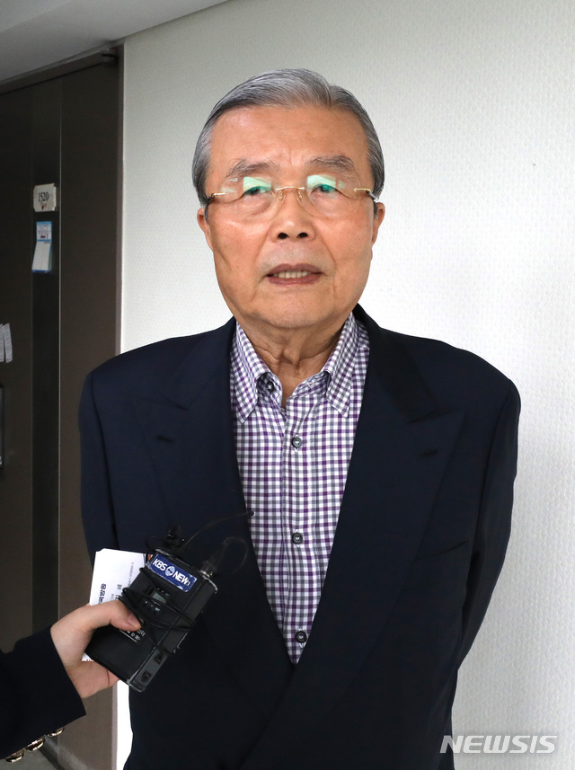 [서울=뉴시스] 전진환 기자 = 김종인 미래통합당 비대위원장직 내정자가 22일 오후 서울 종로구 자신의 사무실인 대한발전전략연구원 앞에서 기자와 인터뷰하고 있다. 김종인 내정자는 오늘 주호영 미래통합당 원내대표와 면담을 한다. 2020.05.22.&nbsp; amin2@newsis.com