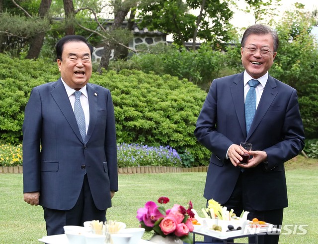 [서울=뉴시스]지난 21일 서울 한남동 국회의장 공간에서 열린 '국회의장 초청 만찬' 행사에 참석한 문재인 대통령과 문희상 국회의장이 대화를 나누고 있다. (사진=국회 제공) 2020.05.22. photo@newsis.com