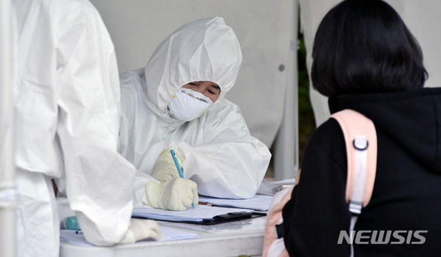 [대구=뉴시스] 이무열 기자 = 대구에서 고등학생 1명이 등교 하루 만에 코로나19 확진 판정을 받아 보건당국이 긴장하고 있는 가운데 22일 오후 대구 달서구보건소 선별진료소에서 한 고등학교 3학년 학생이 선별진료 접수를 하고 있다. 2020.05.22.lmy@newsis.com