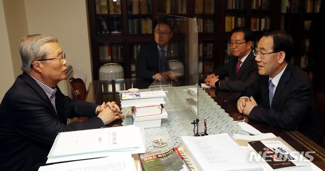 [서울=뉴시스] 전진환 기자 = 김종인 미래통합당 비대위원장직 내정자가 22일 오후 자신의 사무실인 서울 종로구 대한발전전략연구원에서 주호영 원내대표와 면담을 하고 있다. 2020.05.22.&nbsp; photo@newsis.com