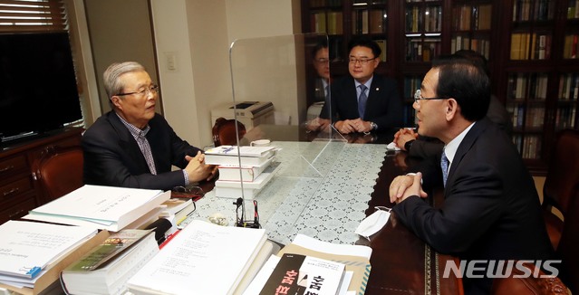 [서울=뉴시스] 전진환 기자 = 김종인 미래통합당 비대위원장직 내정자가 22일 오후 자신의 사무실인 서울 종로구 대한발전전략연구원에서 주호영 원내대표와 면담을 하고 있다. 2020.05.22.&nbsp;&nbsp; photo@newsis.com