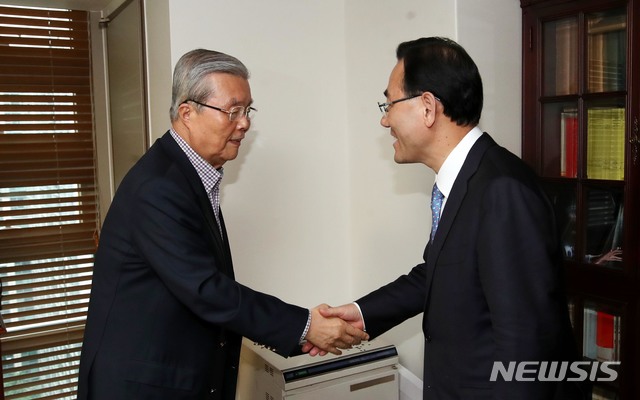 [서울=뉴시스] 전진환 기자 = 김종인 미래통합당 비대위원장직 내정자가 22일 오후 자신의 사무실인 서울 종로구 대한발전전략연구원에서 주호영 원내대표와 악수하고 있다. 2020.05.22. photo@newsis.com