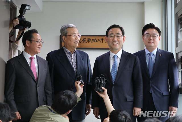 [서울=뉴시스] 전진환 기자 = 김종인 미래통합당 비대위원장직 내정자와 주호영 원내대표가 22일 오후 서울 종로구 대한발전전략연구원에서 면담을 마치고 나와 기자들과 인터뷰하고 있다. 2020.05.22.&nbsp; amin2@newsis.com