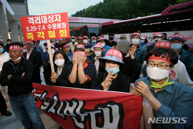 [평창=뉴시스]김경목 기자 = 강원 평창군 봉평면 주민들이 22일 오후 평창군 봉평면 '더화이트호텔' 앞에서 신종 코로나바이러스 감염증(코로나19) 확산 예방을 위한 단기체류 외국인들의 임시생활시설 지정에 반대하는 시위를 하고 있다. 120여명의 주민들은 앞서 세종시 정부세종청사 보건복지부 앞에서 집회를 갖고 더화이트호텔을 격리시설로 지정한 방침을 철회할 것을 요구했다. 2020.05.22. photo31＠newsis.com