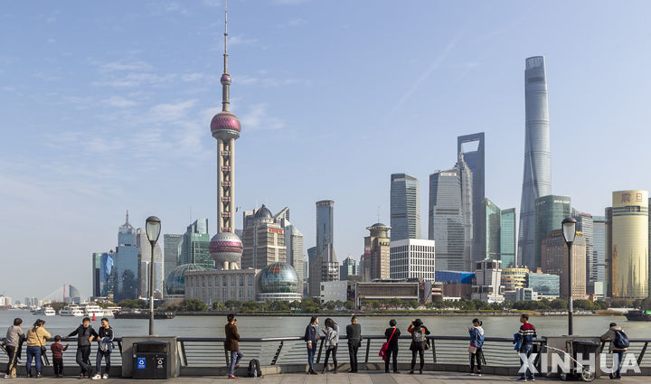 [베이징=신화/뉴시스]중국의 무인 현수철도 개발업체가 지난 25일 상하이에서 지능형 모노레일 1단계 공사를 마치고 시험 운영을 시작했다고 글로벌타임스가 보도했다. 사진은 중국 상하이에서 스카이라인 전망을 보고있는 관광객들. 2020.5.22