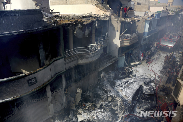 파키스탄 여객기, 카라치공항 인근 주택가 추락…90여명 사망 추정