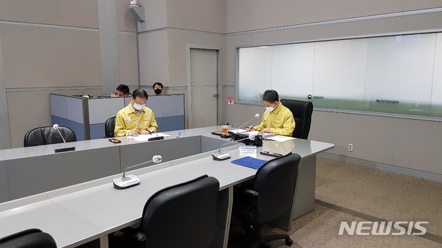 [서울=뉴시스]구무서 기자 = 박능후 보건복지부 장관 겸 중앙재난안전대책본부 1차장이 23일 오전 8시30분 정부서울청사에서 열린 중앙재난안전대책본부 회의에서 안건을 검토하고 있다. 2020.05.23. nowest@newsis.com 