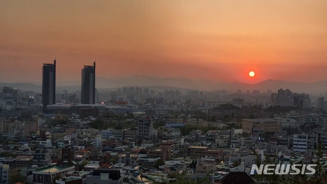 [대전=뉴시스] 대전 대동하늘공원에서 촬영한 석양에 비춰진 대전시내 모습. (사진=정선화)&nbsp; 