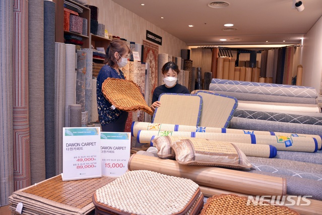 [대구=뉴시스]김정화 기자 = 대구백화점은 여름철을 맞아 대자리와 방석 판매를 시작한다. (사진 = 대구백화점 제공) 2020.05.23. photo@newsis.com