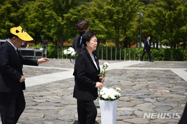 [서울=뉴시스] 경남 김해시 진영읍 봉하마을에서 열린 노무현 전 대통령 서거 11주기 추도식에 참석한 한명숙 전 국무총리. 2020.5.23. (사진=노무현재단 제공)