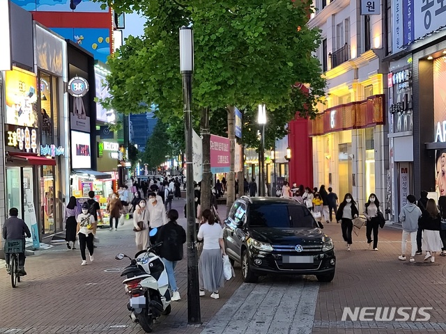 [대구=뉴시스]김정화 기자 = 대구·경북에서도 서울 이태원 클럽발(發) 신종 코로나바이러스 감염증(코로나19) 확진자가 2명이나 발생했지만, 대구의 번화가는 여전히 불야성을 이뤘다. 2020.05.23. jungk@newsis.com 