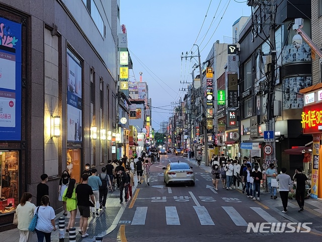 [대구=뉴시스]김정화 기자 = 대구·경북에서도 서울 이태원 클럽발(發) 신종 코로나바이러스 감염증(코로나19) 확진자가 2명이나 발생했지만, 대구의 번화가는 여전히 불야성을 이뤘다. 2020.05.23. jungk@newsis.com 