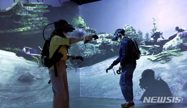 [광주=뉴시스] 류형근 기자 = 국립광주박물관은 1975년 신안 앞바다에서 발견된 도자기의 역사를 체험할 수 있는 가상현실체험관'을 개관했다고 23일 밝혔다. (사진=국립광주박물관 제공). 2020.05.23. photo@newsis.com