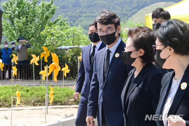 [김해=뉴시스] 차용현 기자 = 23일 오전 11시 권양숙 여사와 유시민 노무현재단 이사장이 경남 김해시 진영읍 본산리 봉하마을 대통령묘역에서 열린 노무현 전 대통령 서거 11주기 공식 추도식에 참석하고 있다. 2020.05.23.&nbsp;&nbsp; con@newsis.com