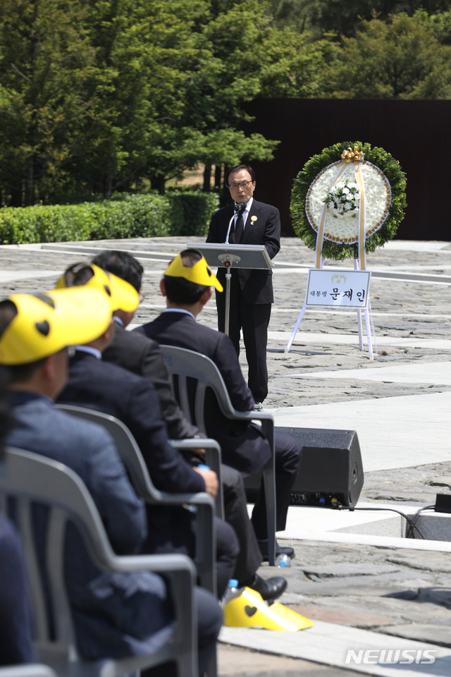 [김해=뉴시스] 차용현 기자 = 23일 오전 11시 경남 김해시 진영읍 본산리 봉하마을 대통령묘역에서 열린 노무현 전 대통령 서거 11주기 공식 추도식에서 이해찬 더불어민주당 대표가 추도사를 하고 있다. 2020.05.23.(사진 공동취재단 제공)&nbsp;&nbsp; photo@newsis.com