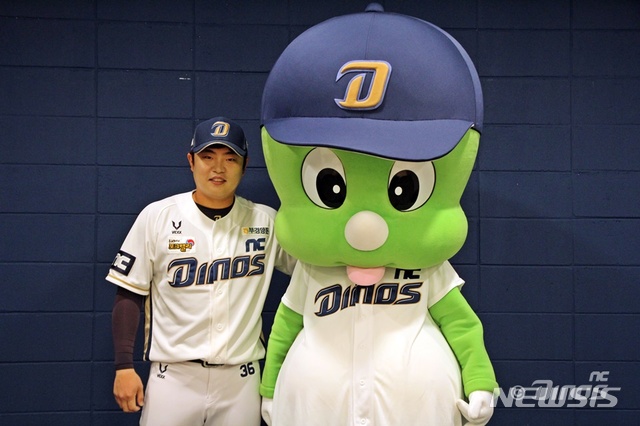 [서울=뉴시스] 24일 랠리 다이노스로 임명된 둘리(오른쪽)와 이를 축하해주는 NC 다이노스 권희동. (사진=NC다이노스)