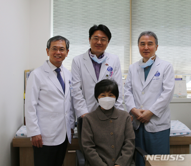 분당차병원에서 신장암 수술을 받고 건강을 회복한 환자 김모씨와 왼쪽부터 흉부외과 장병철 교수, 외과 최성훈 교수, 비뇨의학과 박동수 교수(사진제공=분당차병원).