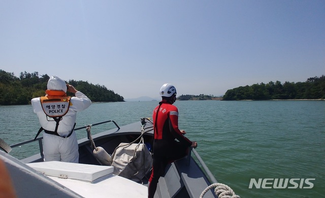 [통영=뉴시스] 경남 통영해양경찰서(서장 김평한)는 지난 23일 오전 2시께 하동군 방아섬 인근 해상에 해루질에 나섰다가 실종된 아버지(60)와 아들(19)을 노량파출소·사천파출소 연안구조정 및 민간선박 3척을 동원, 주변 해역을수색중 발견하여 병원으로 이송했지만 끝내 숨졌다.사진은 통영해경이 해상수색을 하고 있는 모습이다.(사진=통영해경 제공). 2020.05.24.&nbsp; photo@newsis.com