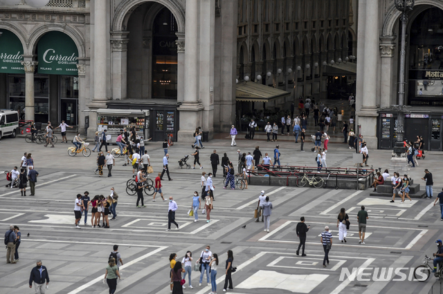 [밀라노=AP/뉴시스]지난 5월23일(현지시간) 이탈리아 북부 밀라노의 두오모 대성당 앞에서 시민들이 걸어다니고 있다. 2020.05.25. <사진은 기사와 관련이 없습니다.>