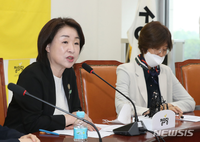 [서울=뉴시스] 고승민 기자 = 심상정 정의당 대표가 24일 서울 여의도 국회에서 열린 당 혁신위원회 제1차 전체회의에서 발언하고 있다. 2020.05.24.kkssmm99@newsis.com