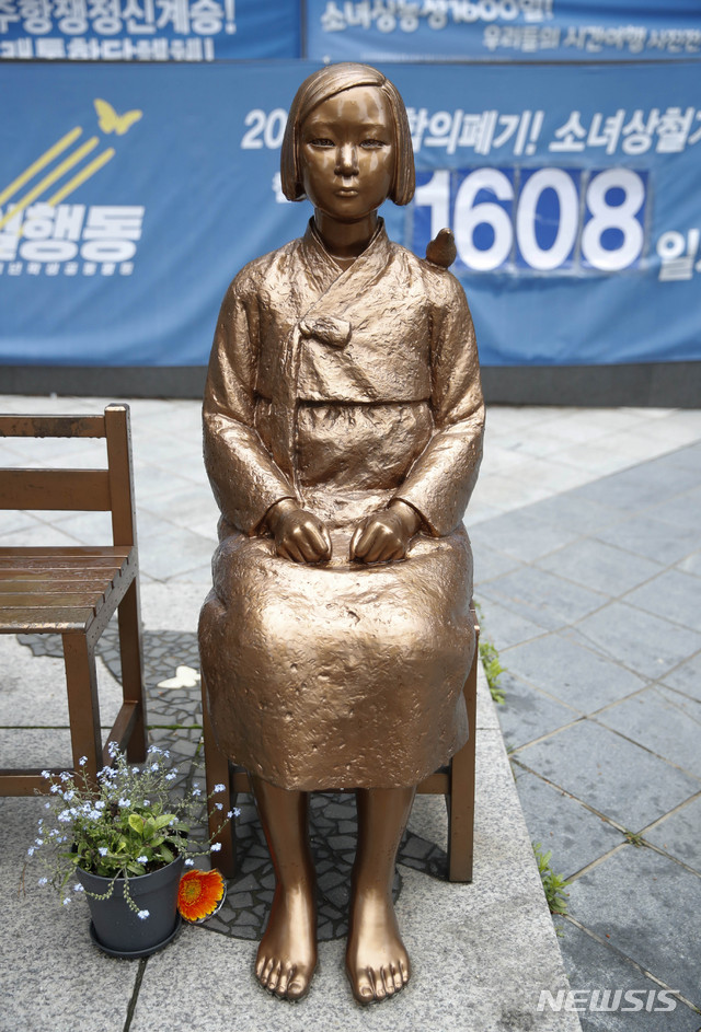 [서울=뉴시스] 박민석 기자 = 일본군 성노예제 문제 해결을 위한 정의기억연대의 불투명한 기부금 사용 등 관련 의혹을 제기한 일본군 '위안부' 피해자 이용수 할머니의 추가 기자회견을 하루 앞둔 24일 오전 서울 종로구 옛 일본대사관 앞에 평화의 소녀상이 자리를 지키고 있다. 2020.05.24.&nbsp; mspark@newsis.com