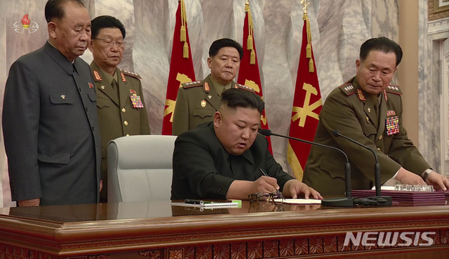 [서울=뉴시스] 북한 조선중앙TV가 24일 김정은 국무위원장이 북한 노동당 제7기 제4차 중앙군사위원회 확대 회의에 참석했다고 보도하고 있다. (사진=조선중앙TV 캡처) 2020.05.24.&nbsp; photo@newsis.com