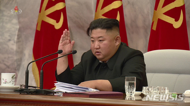 [서울=뉴시스] 북한 조선중앙TV가 24일 김정은 국무위원장이 북한 노동당 제7기 제4차 중앙군사위원회 확대 회의에 참석했다고 보도하고 있다. (사진=조선중앙TV 캡처) 2020.05.24.&nbsp; photo@newsis.com