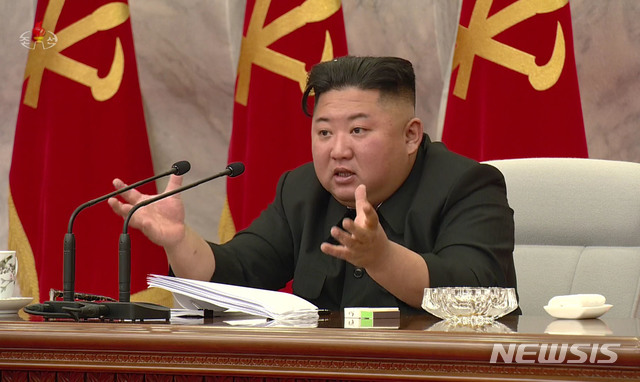 [서울=뉴시스] 북한 조선중앙TV가 24일 김정은 국무위원장이 북한 노동당 제7기 제4차 중앙군사위원회 확대 회의에 참석했다고 보도하고 있다. (사진=조선중앙TV 캡처) 2020.05.24.&nbsp; photo@newsis.com