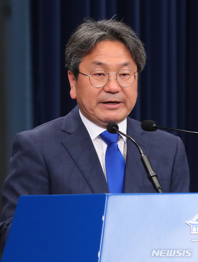 [서울=뉴시스]배훈식 기자 = 강기정 정무수석이 24일 청와대 춘추관 대브리핑실에서 문재인 대통령과 김태년 더불어민주당 원내대표, 주호영 미래통합당 당대표 권한대행 겸 원내대표 초청 오찬 회동에 대한 브리핑을 하고 있다. 2020.05.24. dahora83@newsis.com