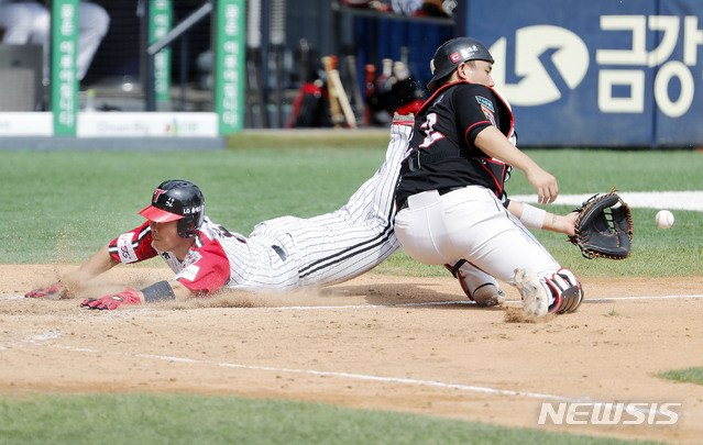 [서울=뉴시스] 최동준 기자 = 24일 서울 잠실야구장에서 열린 2020 KBO 리그 두산 베어스 대 KT 위즈의 경기, 3회말 1사 1, 3루 상황 LG 유강남의 플라이 때 홈으로 슬라이딩 하고 있다. 정근우는 포구보다 빠른 태그업으로 아웃 판정을 받았다. 2020.05.24. photocdj@newsis.com