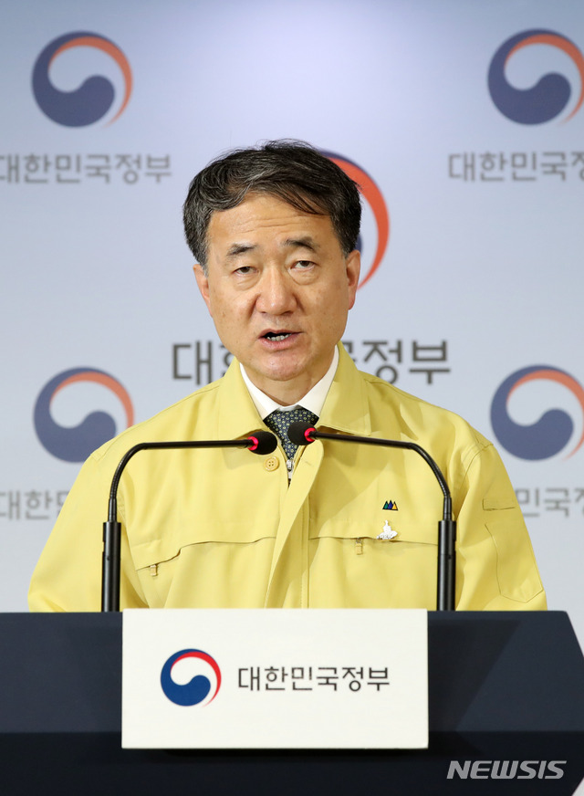 [서울=뉴시스] 고범준 기자 = 박능후 중앙재난안전대책본부 1차장(보건복지부 장관)이 24일 오후 서울 종로구 정부서울청사 합동브리핑룸에서 신종 코로나바이러스 감염증(코로나19) 대응 정례 브리핑을 하고 있다. 2020.05.24.&nbsp; bjko@newsis.com