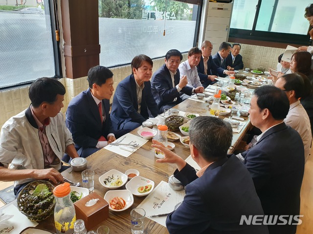 [청주=뉴시스]천영준 기자 = 안철수 국민의당 대표가 25일 청주의 한 식당에서 충북도당 관계자, 당원 등과 오찬 간담회를 하고 있다. (사진=국민의당 충북도당 제공) 2020.05.25. photo@newsis.com