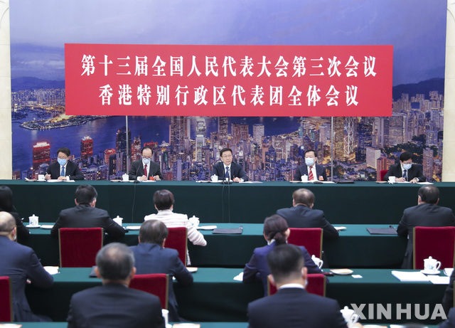 [베이징=신화/뉴시스] 중국 최고지도부의 일원인 한정(韓正) 중국 공산당 정치국 상무위원 겸 부총리는 24일 전국인민대표대회(전인대)홍콩 대표단 회의에 출석해 발언하고 있다. 한 부총리는 "중국 지도부의 홍콩보안법 제정 관련 결정을 과소평가해서는 안된다"고 주장했다. 2020.05.25