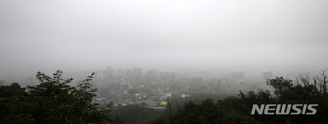 [서울=뉴시스]김선웅 기자 = 서울 도심 하늘이 흐린 모습.2020.05.25. mangusta@newsis.com