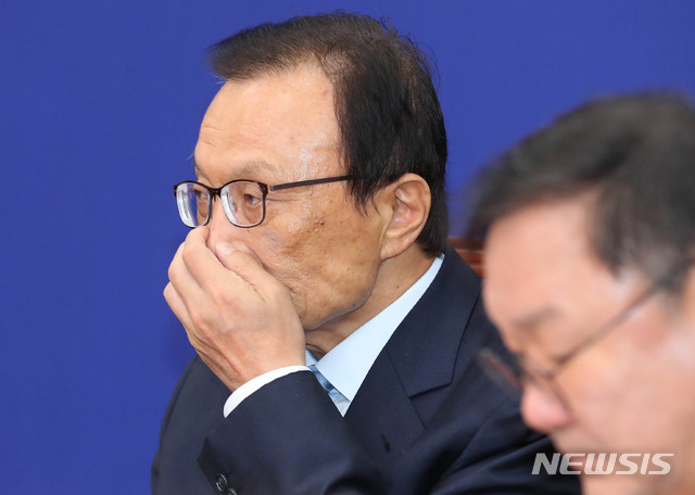 [서울=뉴시스] 장세영 기자 = 이해찬 더불어민주당 대표가 25일 서울 여의도 국회에서 열린 더불어민주당 최고위원회의에 참석해 생각에 잠겨 있다. 2020.05.25. photothink@newsis.com