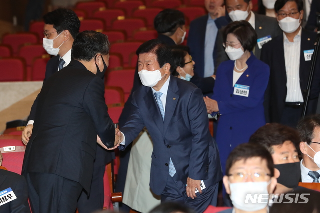 [서울=뉴시스] 고승민 기자 = 더불어민주당 박병석, 김상희 의원이 25일 서울 여의도 국회에서 열린 제21대 국회 전반기 더불어민주당 국회(부)의장 후보자 선출 당선인 총회에서 참석자와 인사를 하고 있다. 2020.05.25.kkssmm99@newsis.com