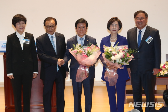 [서울=뉴시스] 고승민 기자 = 더불어민주당 박병석, 김상희 의원이 25일 서울 여의도 국회에서 열린 제21대 국회 전반기 더불어민주당 국회(부)의장 후보자 선출 당선인 총회에서 국회의장 후보로 선출된 부 이해찬 대표와 김태년 원내대표로부터 꽃다발을 받은 뒤 기념촬영하고 있다. 2020.05.25.kkssmm99@newsis.com