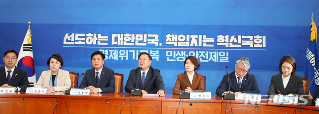 [서울=뉴시스]김명원 기자 = 김태년 더불어민주당 원내대표가 25일 오전 서울 여의도 국회 더불어민주당 원내대표실에서 열린 '일하는국회 추진단' 전체회의에 참석해 발언하고 있다. 2020.05.25. kmx1105@newsis.com