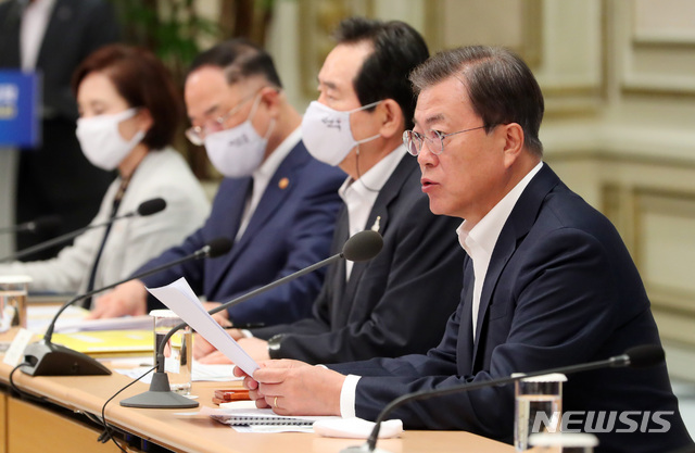 [서울=뉴시스]배훈식 기자 = 문재인 대통령이 25일 청와대 영빈관에서 열린 국가재정전략회의에 참석해 발언하고 있다. 2020.05.25. dahora83@newsis.com