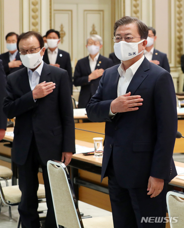 [서울=뉴시스]배훈식 기자 = 문재인 대통령이 25일 청와대 영빈관에서 열린 국가재정전략회의에 참석해 국민의례를 하고 있다. 2020.05.25.&nbsp; dahora83@newsis.com