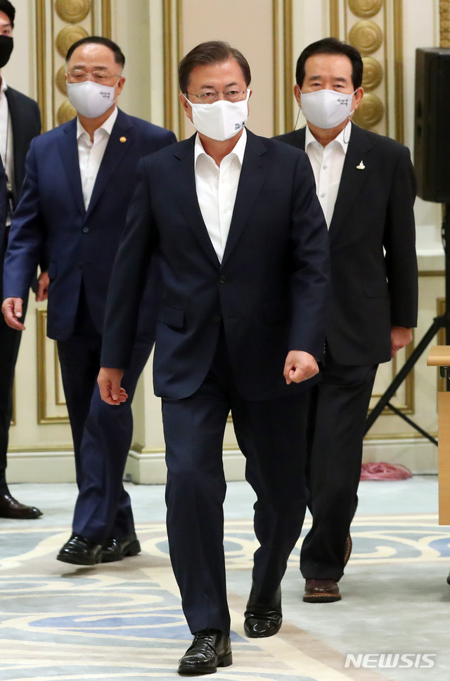 [서울=뉴시스]배훈식 기자 = 문재인 대통령이 25일 청와대 영빈관에서 열린 국가재정전략회의에 참석하고 있다. 2020.05.25.&nbsp; dahora83@newsis.com