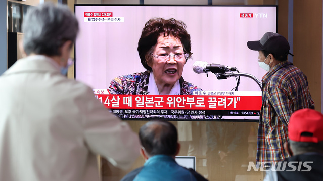 [서울=뉴시스] 이영환 기자 = 시민들이 25일 서울 용산구 서울역 대합실에서 일본군 위안부 피해자 이용수 할머니의 기자회견을 시청하고 있다. 2020.05.25.&nbsp; 20hwan@newsis.com