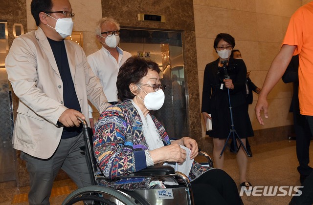 [대구=뉴시스] 이무열 기자 = 25일 대구 인터불고호텔에서 열린 기자회견에 참석한 일본군 위안부 피해자 이용수 할머니가 정의기억연대 문제와 관련해 두번째 기자회견을 하기 위해 회견장으로 향하고 있다. 2020.05.25. photo@newsis.com 