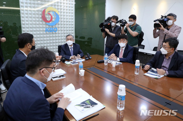 [서울=뉴시스] 최동준 기자 = 최원현 KBO 상벌위원장을 비롯한 참석자들이 25일 서울 강남구 야구회관에서 강정호 징계여부 결정 상벌위원회 시작을 기다리고 있다 . 2020.05.25.&nbsp; photo@newsis.com